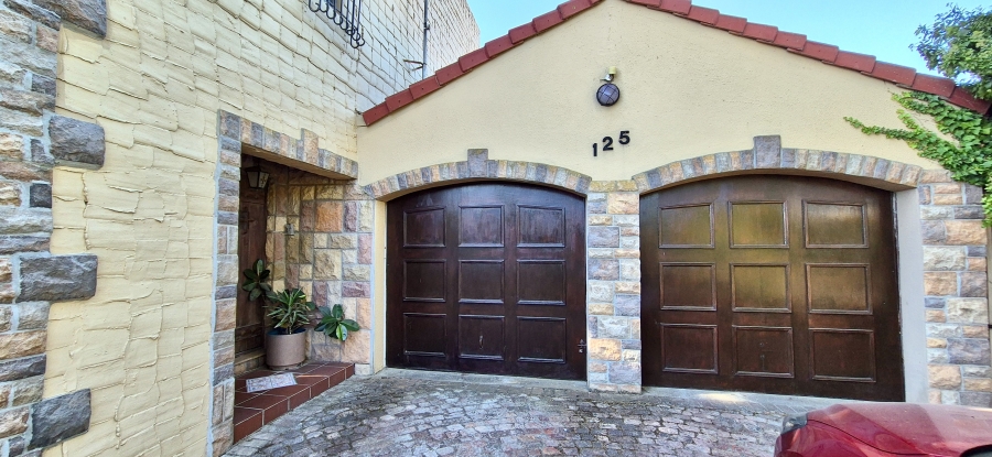 5 Bedroom Property for Sale in Flamingo Vlei Western Cape